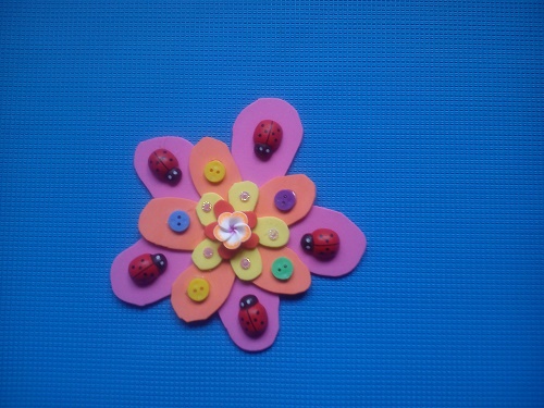 detské tvorenie - potrebujeme: farebné dekor gumy, gombíky, drobné dekoračné predmety