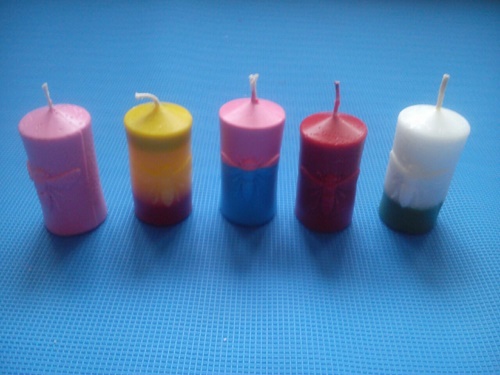 sviečky - potrebujeme: forma na sviečky, knôt, vosk, farbivo do vosku, aróma do vosku