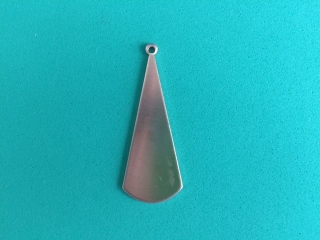 Medený prívesok - trojuholník zaoblený, 42 x 16 mm