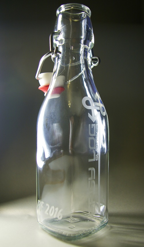 dekorovaná fľaša - potrebujeme: leptací krém na sklo Efkoglass, šablóny